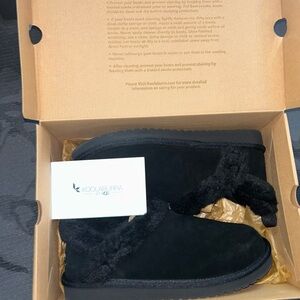 Koolaburra by UGG Black Suede Boots